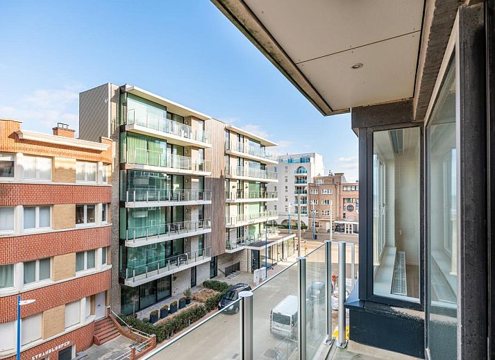 Lichte woonkamer van De Dijk derde vakantiehuis in Koksijde, West-Vlaanderen, met moderne inrichting en grote ramen voor een ruimtelijk gevoel.