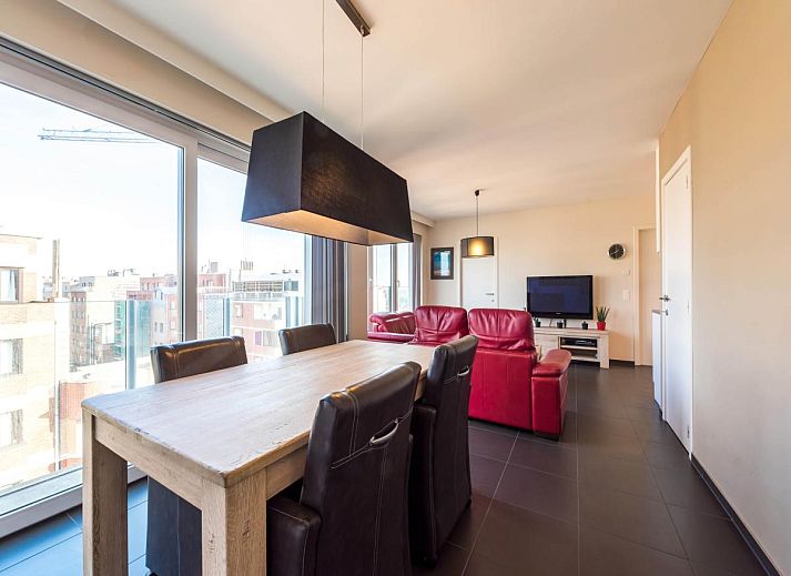Gezellige woonkamer van De Dijk zesde vakantiehuis in Koksijde, West-Vlaanderen, met moderne inrichting en ruim uitzicht op de omgeving.