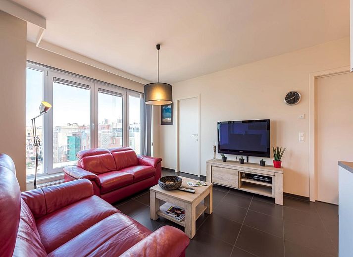 Gezellige woonkamer van De Dijk zesde vakantiehuis in Koksijde, West-Vlaanderen, met moderne inrichting en ruim uitzicht op de omgeving.