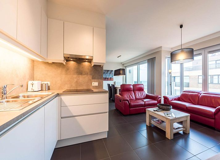 Gezellige woonkamer van De Dijk zesde vakantiehuis in Koksijde, West-Vlaanderen, met moderne inrichting en ruim uitzicht op de omgeving.