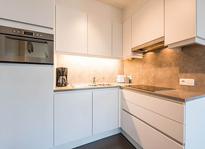 Gezellige woonkamer van De Dijk zesde vakantiehuis in Koksijde, West-Vlaanderen, met moderne inrichting en ruim uitzicht op de omgeving.