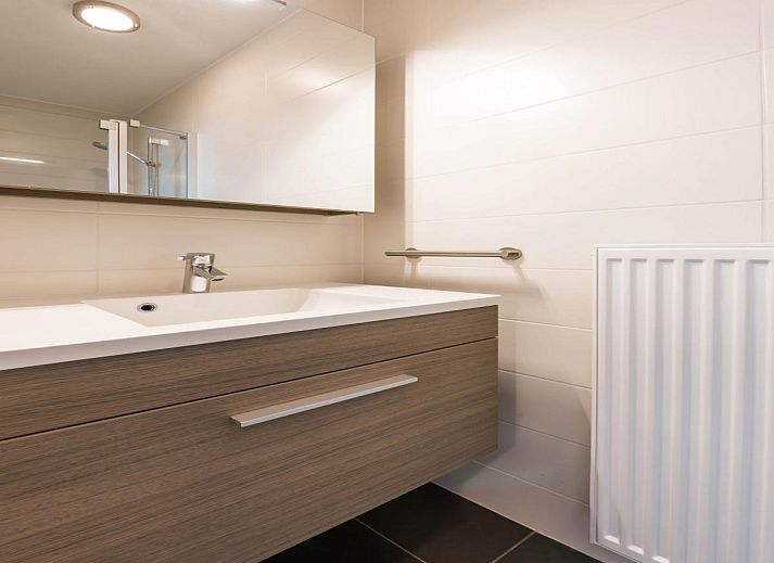 Gezellige woonkamer in vakantiehuis De Dijk zesde, Koksijde, met moderne inrichting en uitzicht op de stad West-Vlaanderen, Belgie.