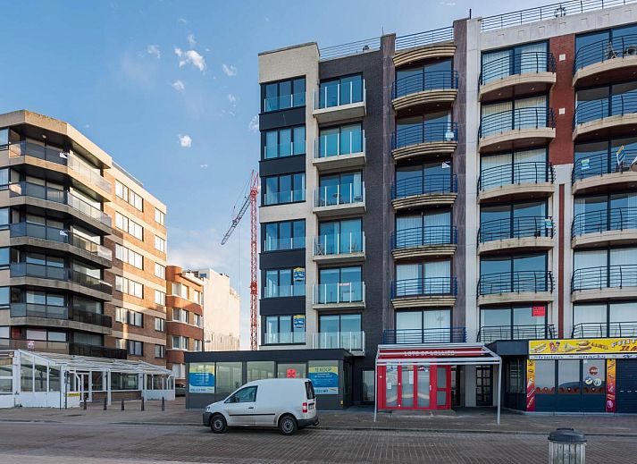 Gezellige woonkamer in vakantiehuis De Dijk zesde, Koksijde, met moderne inrichting en uitzicht op de stad West-Vlaanderen, Belgie.