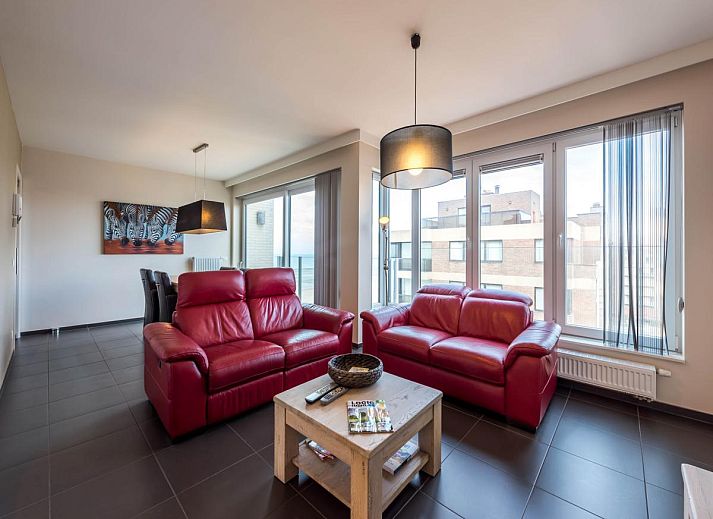 Gezellige woonkamer in vakantiehuis De Dijk zesde, Koksijde, met moderne inrichting en uitzicht op de stad West-Vlaanderen, Belgie.