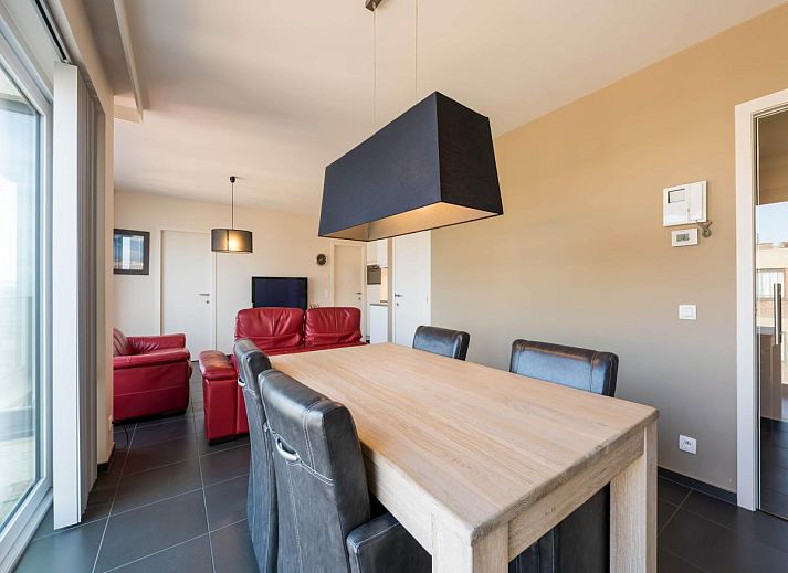 Uitzicht vanaf het balkon van De Dijk zesde, een vakantiehuis in Koksijde, West-Vlaanderen, met panoramisch zeezicht en strand.