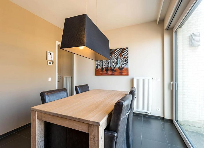 Uitzicht vanaf het balkon van De Dijk zesde, een vakantiehuis in Koksijde, West-Vlaanderen, met panoramisch zeezicht en strand.