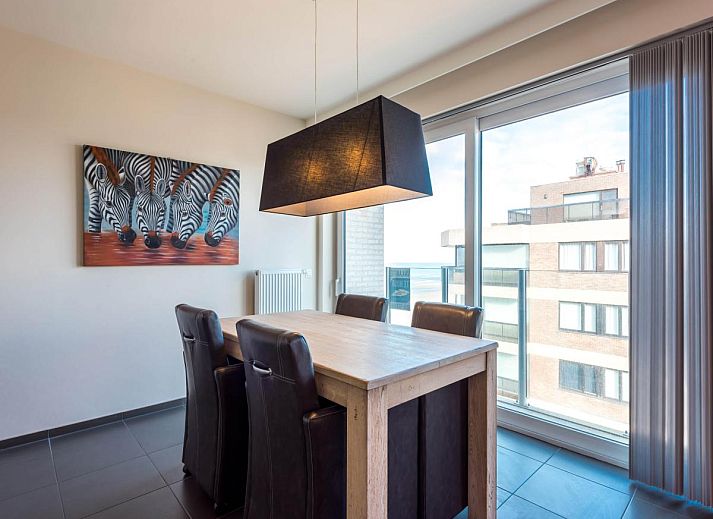 Uitzicht vanaf het balkon van De Dijk zesde, een vakantiehuis in Koksijde, West-Vlaanderen, met panoramisch zeezicht en strand.