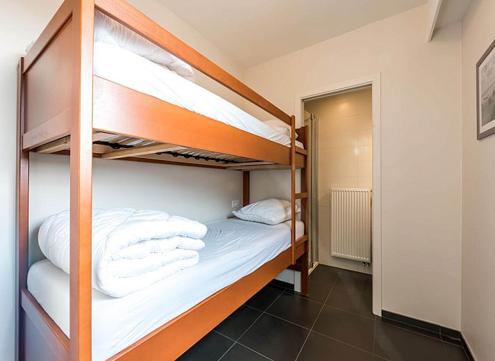 Moderne keuken en gezellige woonkamer in vakantiehuis De Dijk zesde, Koksijde, West-Vlaanderen, ideaal voor een ontspannen verblijf.