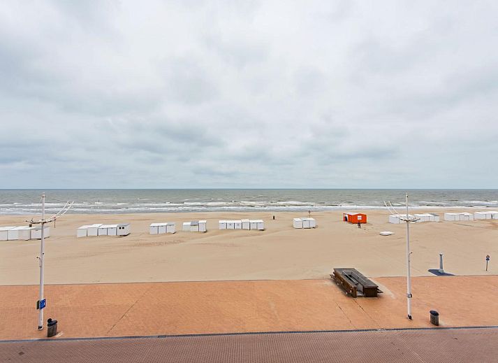 Ruime woonkamer van vakantiehuis De Meeuwen derde in Koksijde, Belgie, met panoramisch uitzicht op de kustlijn van West-Vlaanderen.