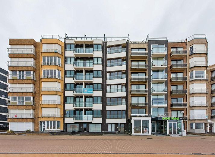 Lichte woonkamer in De Meeuwen derde vakantiehuis met zeezicht in Koksijde, West-Vlaanderen, Belgie.
