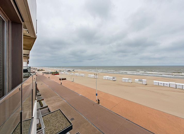 Uitzicht op het strand vanuit De Meeuwen derde vakantiehuis in Koksijde, West-Vlaanderen, met zeezicht en zandduinen.