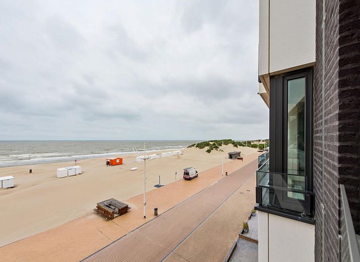 Uitzicht op het strand vanuit De Meeuwen derde vakantiehuis in Koksijde, West-Vlaanderen, met zeezicht en zandduinen.
