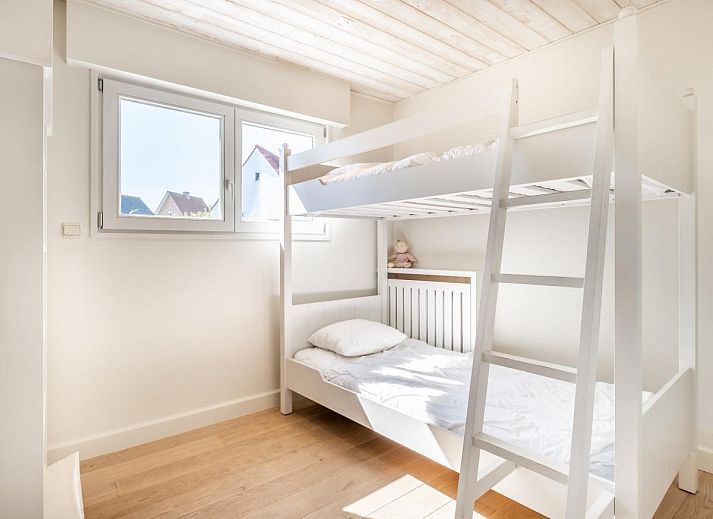 Geniet van de serene veranda bij vakantiehuis Tranquil in Koksijde, West-Vlaanderen, omgeven door groene natuur en rustgevende tuinen.