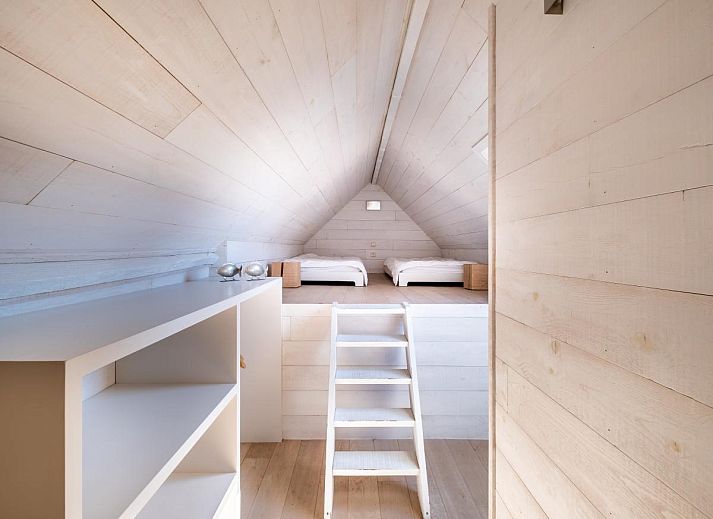 Gezellige eetkamer in Tranquil vakantiehuis, Koksijde, met uitzicht op de tuin, ideaal voor een ontspannen verblijf in West-Vlaanderen, Belgie.