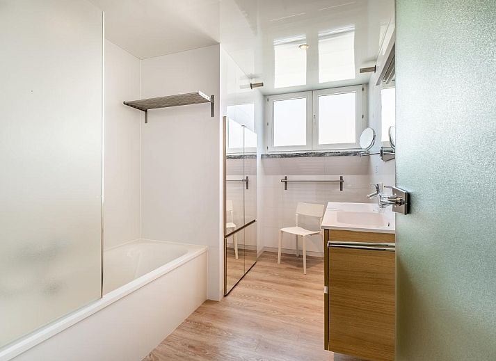 Gezellige woonkamer in vakantiehuis Porpoises, Koksijde, West-Vlaanderen, met comfortabele zithoek en sfeervolle open haard.