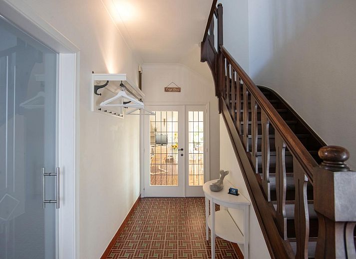 Gezellige woonkamer in vakantiehuis Porpoises, Koksijde, West-Vlaanderen, met comfortabele zithoek en sfeervolle open haard.