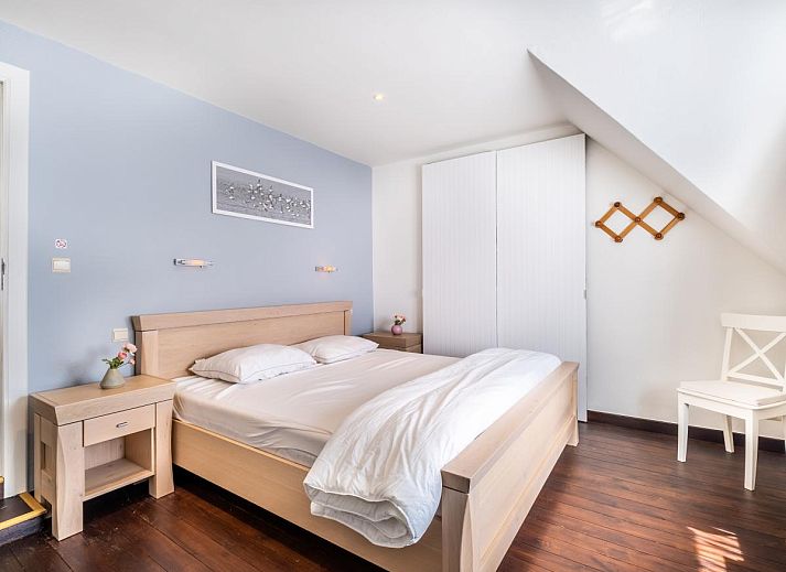 Moderne keuken in vakantiehuis Porpoises, Koksijde, Belgie met rode kasten en stijlvolle apparatuur voor een comfortabel verblijf.