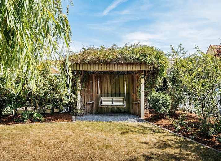 Moderne keuken in vakantiehuis Porpoises, Koksijde, Belgie met rode kasten en stijlvolle apparatuur voor een comfortabel verblijf.