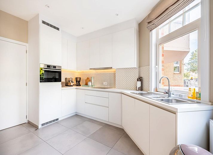 Stylish interior of vacation home Au Coin in Koksijde, West Flanders, with modern dining room and cozy sitting area.