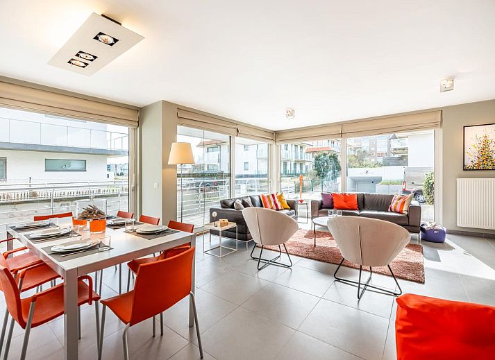 Tinou Gelijkvloers vakantiehuis in Koksijde, West-Vlaanderen met lichte, moderne binnenruimte en uitnodigende woonkamer.