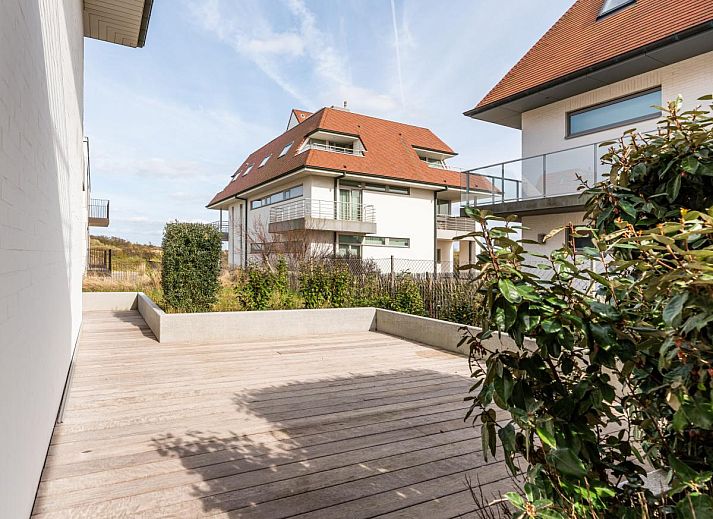 Tinou Gelijkvloers vakantiehuis in Koksijde, West-Vlaanderen met lichte, moderne binnenruimte en uitnodigende woonkamer.