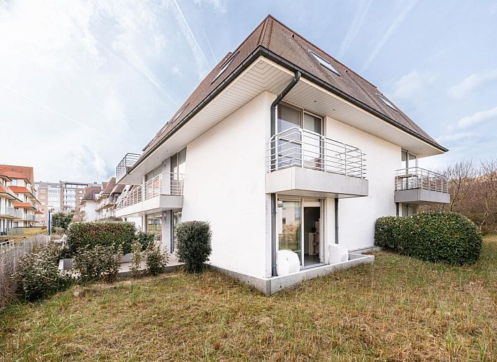 Tinou Gelijkvloers vakantiehuis in Koksijde, West-Vlaanderen met lichte, moderne binnenruimte en uitnodigende woonkamer.