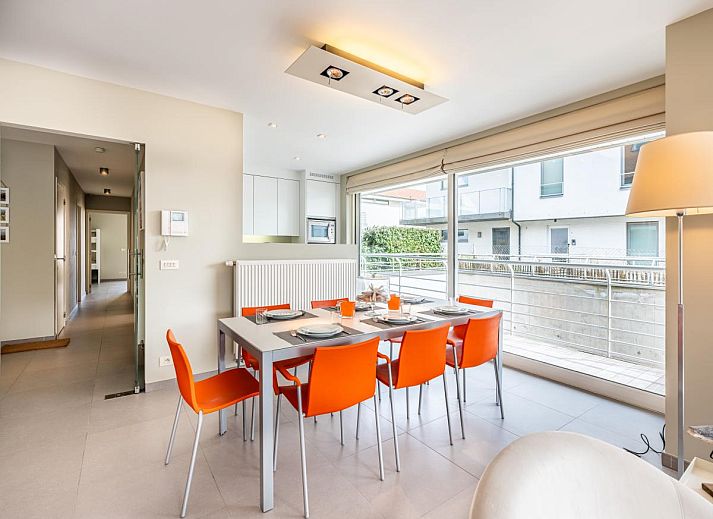 Tinou Gelijkvloers vakantiehuis in Koksijde, West-Vlaanderen met lichte, moderne binnenruimte en uitnodigende woonkamer.