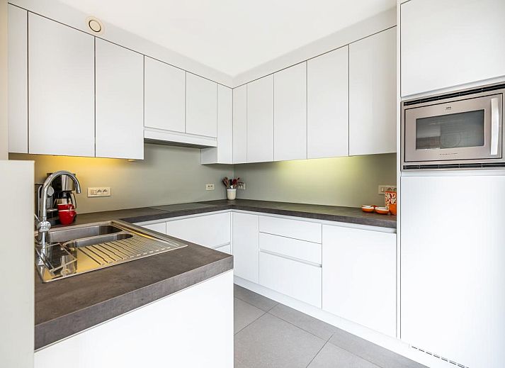Tinou Gelijkvloers vakantiehuis in Koksijde, West-Vlaanderen met lichte, moderne binnenruimte en uitnodigende woonkamer.