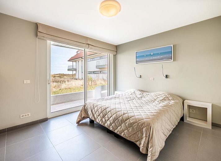 Geniet van het ruime terras bij Tinou Gelijkvloers vakantiehuis in Koksijde, West-Vlaanderen, omgeven door moderne architectuur.