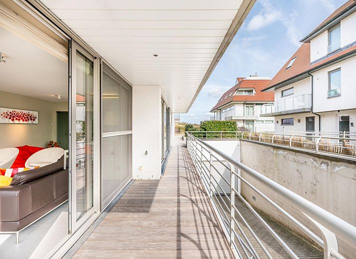 Geniet van het ruime terras bij Tinou Gelijkvloers vakantiehuis in Koksijde, West-Vlaanderen, omgeven door moderne architectuur.