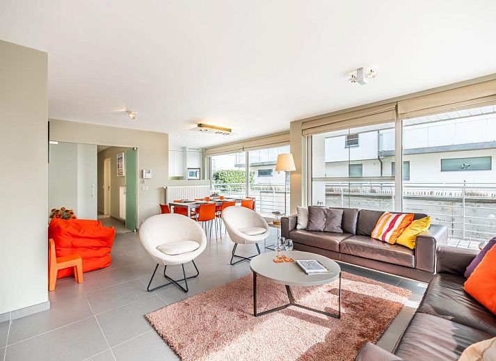 Geniet van het ruime terras bij Tinou Gelijkvloers vakantiehuis in Koksijde, West-Vlaanderen, omgeven door moderne architectuur.
