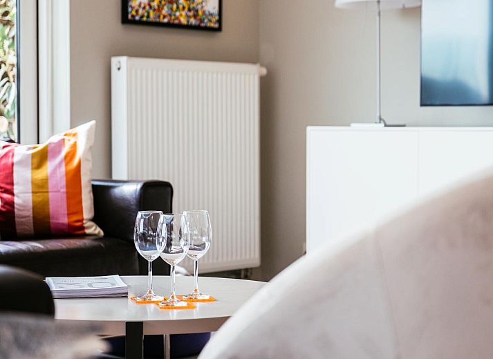Eetkamer van Tinou Gelijkvloers vakantiehuis in Koksijde, Belgie, met moderne inrichting en veel natuurlijk licht.