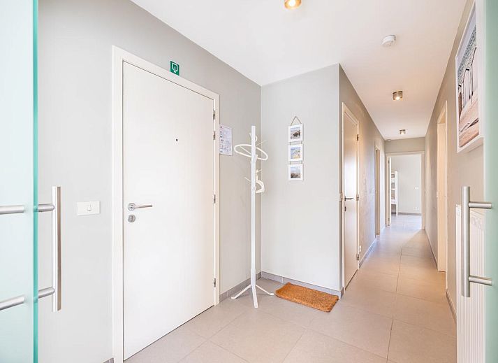 Eetkamer van Tinou Gelijkvloers vakantiehuis in Koksijde, Belgie, met moderne inrichting en veel natuurlijk licht.