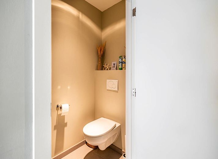 Eetkamer van Tinou Gelijkvloers vakantiehuis in Koksijde, Belgie, met moderne inrichting en veel natuurlijk licht.