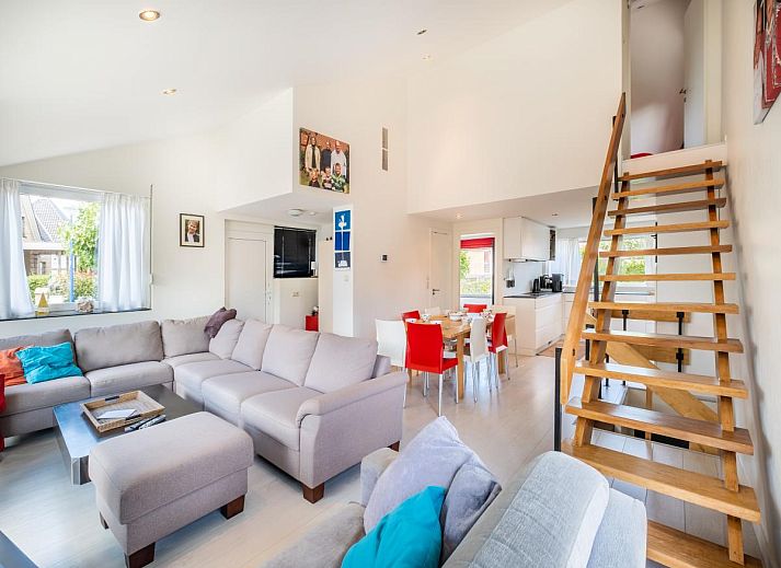 Gezellige woonkamer in vakantiehuis Guillaume, Koksijde, West-Vlaanderen, met ruime zithoek en moderne inrichting.