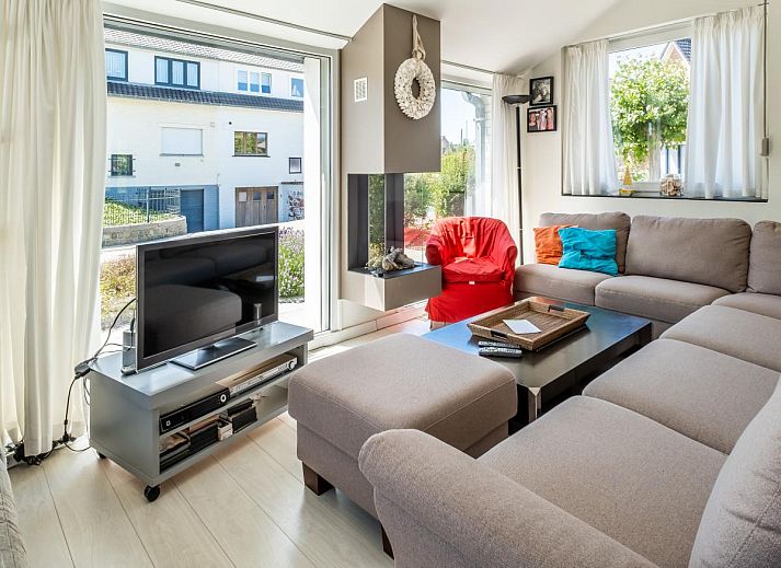 Gezellige woonkamer in vakantiehuis Guillaume, Koksijde, West-Vlaanderen, met ruime zithoek en moderne inrichting.