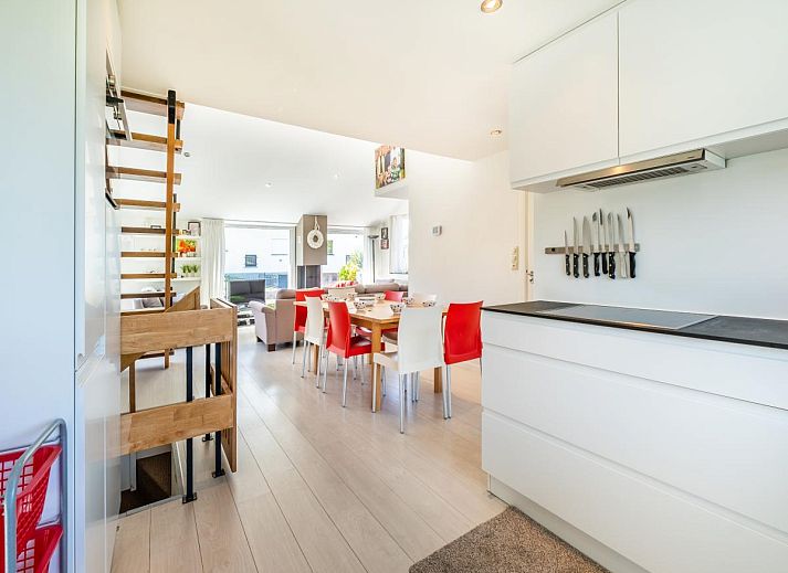 Gezellige woonkamer in vakantiehuis Guillaume, Koksijde, West-Vlaanderen, met ruime zithoek en moderne inrichting.