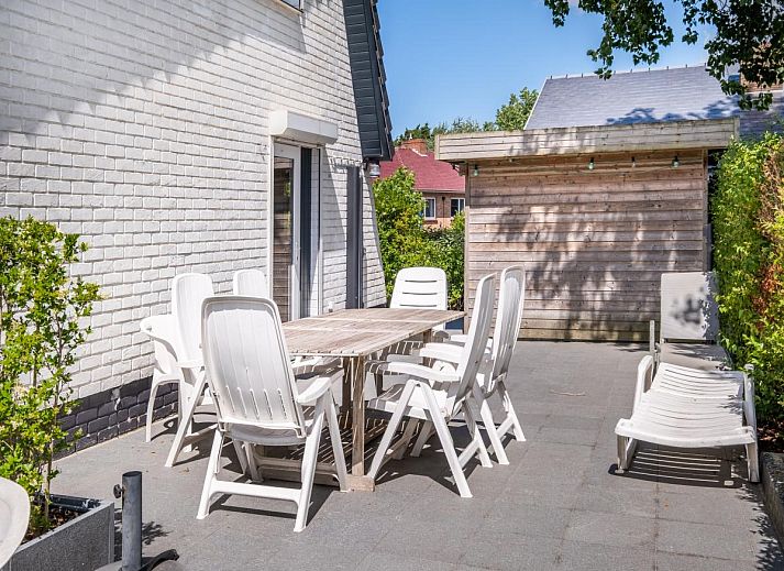 Moderne keuken in vakantiehuis Guillaume in Koksijde, West-Vlaanderen, met uitzicht op groene omgeving en strakke inrichting.