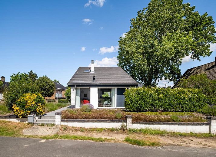 Moderne keuken in vakantiehuis Guillaume in Koksijde, West-Vlaanderen, met uitzicht op groene omgeving en strakke inrichting.