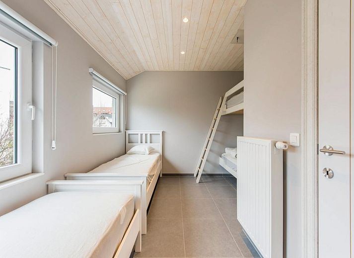 Dining room of vacation home La Vachequirit in Koksijde, West Flanders, with large table and view of the peaceful surroundings.
