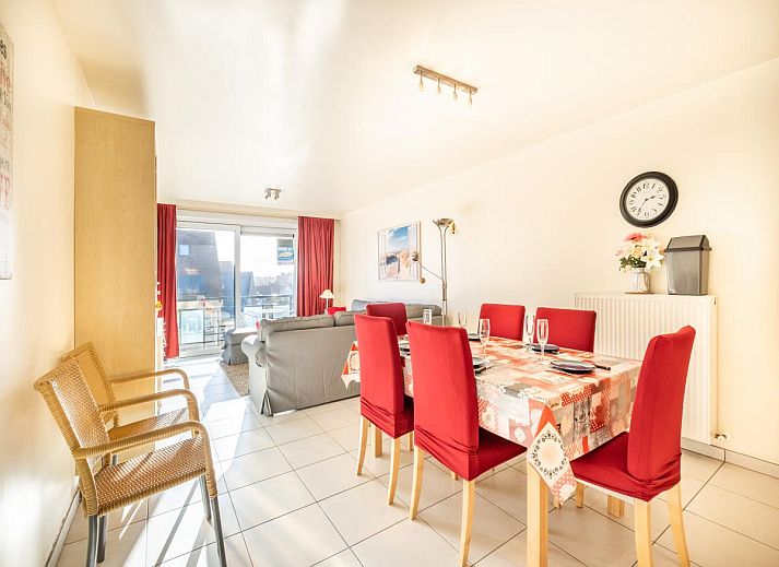 Geniet van het zonovergoten balkon van vakantiehuis Pablito trois in Koksijde, West-Vlaanderen, met uitzicht op de rustige straat.