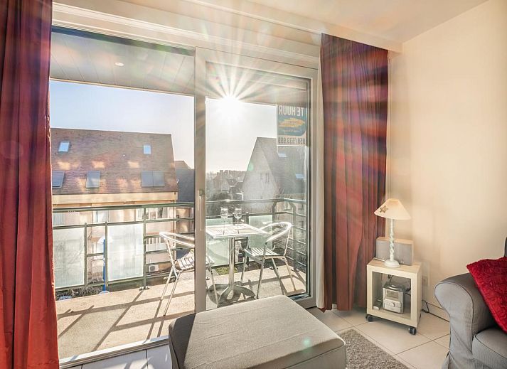 Geniet van het zonovergoten balkon van vakantiehuis Pablito trois in Koksijde, West-Vlaanderen, met uitzicht op de rustige straat.