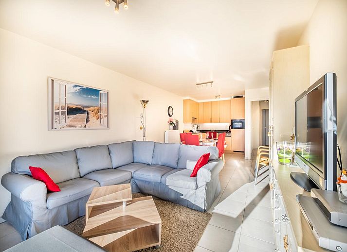 Geniet van het zonovergoten balkon van vakantiehuis Pablito trois in Koksijde, West-Vlaanderen, met uitzicht op de rustige straat.