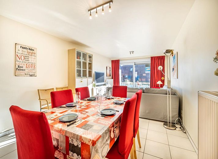 Geniet van het zonovergoten balkon van vakantiehuis Pablito trois in Koksijde, West-Vlaanderen, met uitzicht op de rustige straat.