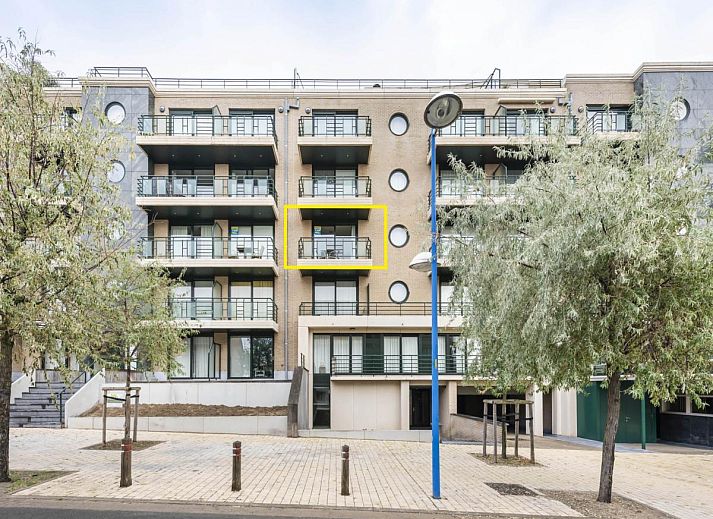 Gezellige eetkamer in vakantiehuis Pablito trois in Koksijde, West-Vlaanderen, met uitzicht op balkon en moderne inrichting.