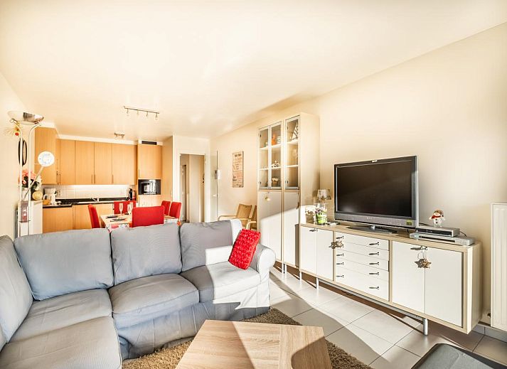 Gezellige eetkamer in vakantiehuis Pablito trois in Koksijde, West-Vlaanderen, met uitzicht op balkon en moderne inrichting.