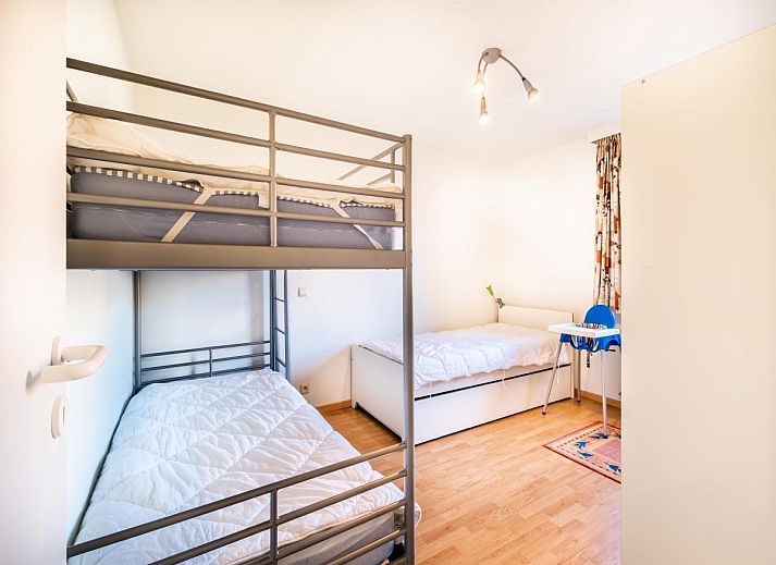 Zonnig balkon van vakantiehuis Pablito trois in Koksijde, West-Vlaanderen met uitzicht op rustige omgeving.
