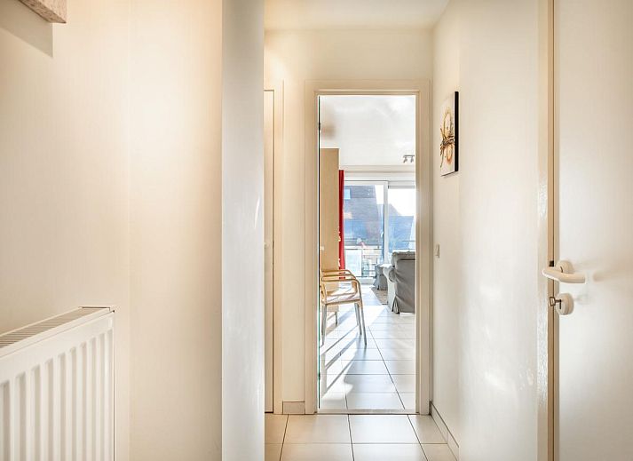 Zonnig balkon van vakantiehuis Pablito trois in Koksijde, West-Vlaanderen met uitzicht op rustige omgeving.