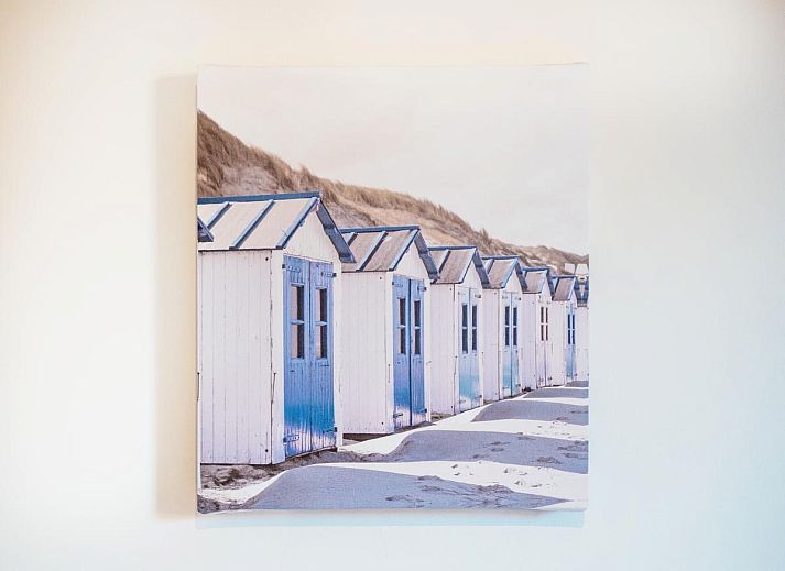 Gezellige woonkamer van vakantiehuis Pablito trois in Koksijde, West-Vlaanderen, met comfortabele bank en moderne keuken.