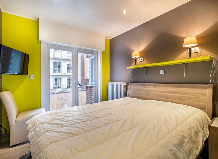 Stijlvol ingerichte woonkamer van vakantiehuis Zeezicht GV in Koksijde, West-Vlaanderen met uitzicht op de duinen.